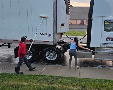 Lavage extérieur d’un camion et de sa remorque.